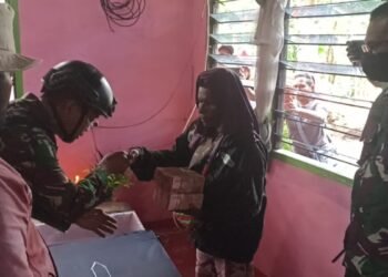 Penyerahan uang kepala dari Prajurit  Satgas Yonif R 600/Modang kepada  perwakilan keluarga Almarhum Bruno Amenim di rumah duka Kelurahan Bade, Distrik Edera,  Kabupaten Mappi. (FOTO: ISTIMEWA)