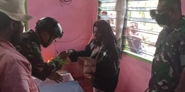 Penyerahan uang kepala dari Prajurit  Satgas Yonif R 600/Modang kepada  perwakilan keluarga Almarhum Bruno Amenim di rumah duka Kelurahan Bade, Distrik Edera,  Kabupaten Mappi. (FOTO: ISTIMEWA)