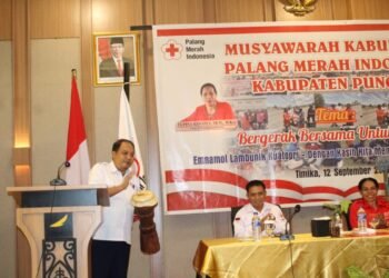 Sekretaris PMI Provinsi Papua, dr Raflus Doranggi  memukul tifa sebagai tanda menutup  kegiatan Muskab PMI Kabupaten Puncak  di Hotel Grand Mozza Timika, Papua. (Foto: Cartenz News/Yosefina)