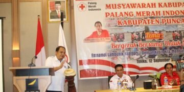 Sekretaris PMI Provinsi Papua, dr Raflus Doranggi  memukul tifa sebagai tanda menutup  kegiatan Muskab PMI Kabupaten Puncak  di Hotel Grand Mozza Timika, Papua. (Foto: Cartenz News/Yosefina)