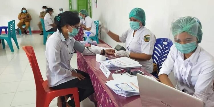 Suasana pelayanan kesehatan di Puskesmas Timika Jaya Kabupaten Mimika. (Foto Yosefina/Cartenz News)