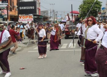 Keluarga Lamoholot Timika Arak Calon Imam, Imanuel Richardus Buang Lela, Pr yang Ditahbis Sore Ini dengan Tarian Hedung