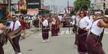 Keluarga Lamoholot Timika Arak Calon Imam, Imanuel Richardus Buang Lela, Pr yang Ditahbis Sore Ini dengan Tarian Hedung