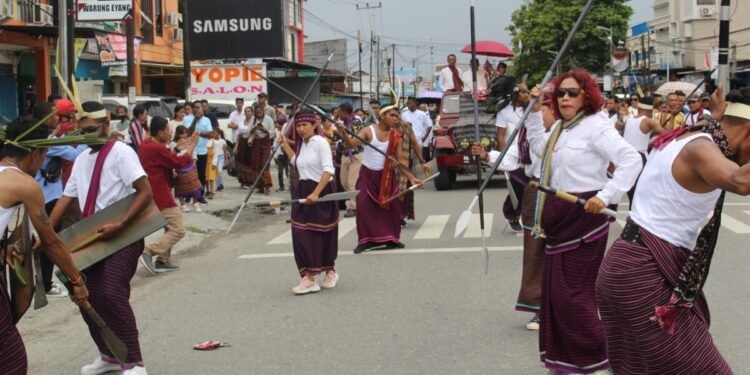 Keluarga Lamoholot Timika Arak Calon Imam, Imanuel Richardus Buang Lela, Pr yang Ditahbis Sore Ini dengan Tarian Hedung