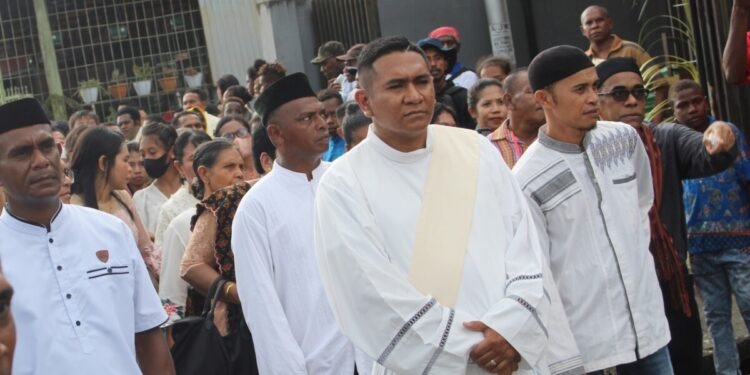 Umat Muslim dari Keluarga Lamaholot Timika Ikut Arak Diakon Richardus Buang Lela, Pr Menuju Gereja Sempan untuk Ditahbiskan jadi Imam