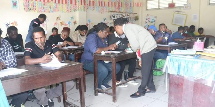 108 Calon Anggota Panwaslu 18 Distrik di Mimika Lolos Seleksi Tertulis