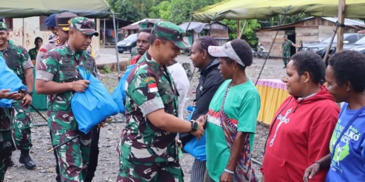 TNI di Mimika Beri Santunan untuk Warakuri dan Warga