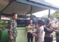 Memperingati HUT TNI ke-77, Kapolsek Mimika Baru Berikan Kado dan Tumpeng ke Koramil Kota Timika