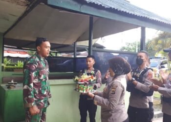 Memperingati HUT TNI ke-77, Kapolsek Mimika Baru Berikan Kado dan Tumpeng ke Koramil Kota Timika