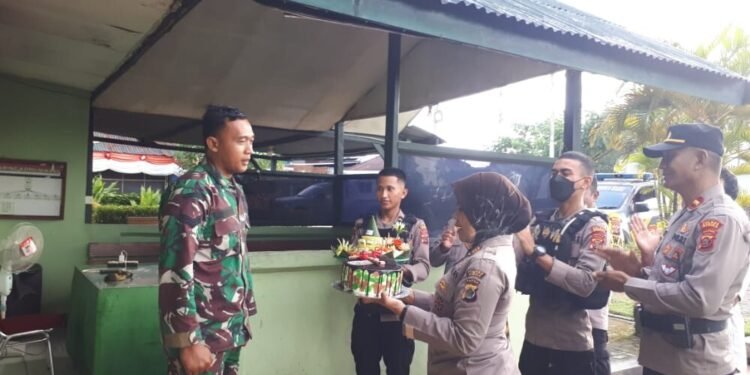 Memperingati HUT TNI ke-77, Kapolsek Mimika Baru Berikan Kado dan Tumpeng ke Koramil Kota Timika
