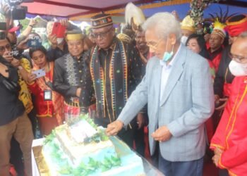 Jadi Irup di Upacara Peringatan HUT Kabupaten Mimika ke-26, Plt Bupati Kenakan Busana NTT