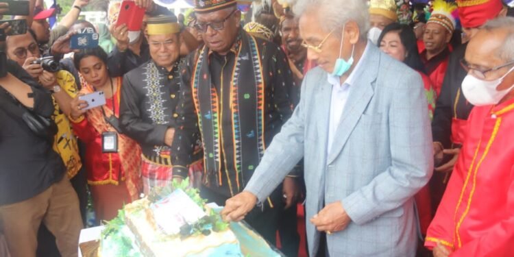 Jadi Irup di Upacara Peringatan HUT Kabupaten Mimika ke-26, Plt Bupati Kenakan Busana NTT