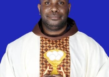 Prosesi Adat Mimika Wee Hantar Diakon Theodorus Tepa OFM Menuju Altar Pentahbisan