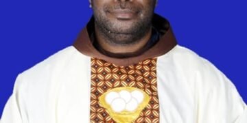 Prosesi Adat Mimika Wee Hantar Diakon Theodorus Tepa OFM Menuju Altar Pentahbisan