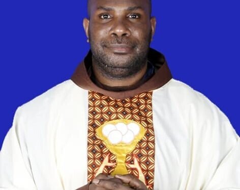 Prosesi Adat Mimika Wee Hantar Diakon Theodorus Tepa OFM Menuju Altar Pentahbisan