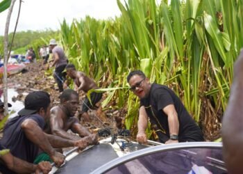 Perjuangan Pj Bupati Mappi Ikut Tarik dan Dorong Speedboat Lewati Tebu Rawa Saat Kunjungi Lima Distrik Wilayah Pedalaman