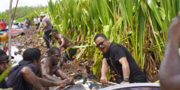 Perjuangan Pj Bupati Mappi Ikut Tarik dan Dorong Speedboat Lewati Tebu Rawa Saat Kunjungi Lima Distrik Wilayah Pedalaman