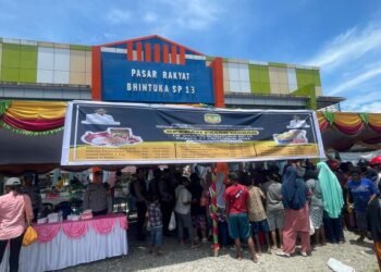 Warga Serbu Pasar Murah di Kampung Bhintuka yang Digelar Disperindag Mimika