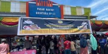 Warga Serbu Pasar Murah di Kampung Bhintuka yang Digelar Disperindag Mimika