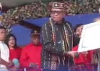 Terima Penghargaan Saat HUT Mimika ke-26, Allo Rafra Terisak dan Minta Pemkab Tolong Perhatikan Masyarakat di Kampung