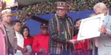 Terima Penghargaan Saat HUT Mimika ke-26, Allo Rafra Terisak dan Minta Pemkab Tolong Perhatikan Masyarakat di Kampung