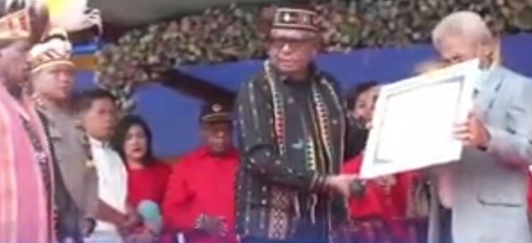 Terima Penghargaan Saat HUT Mimika ke-26, Allo Rafra Terisak dan Minta Pemkab Tolong Perhatikan Masyarakat di Kampung