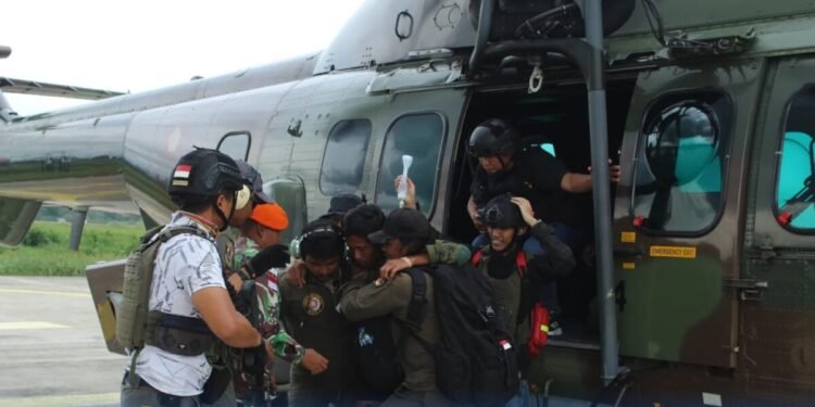 Pesawat Heli Caracal TNI AU EC-725/HT-7204 Evakuasi Korban Penembakan Di Papua