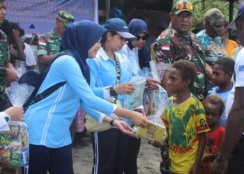 Danlanud Yohanis Kapiyau Timika dan Persatuan Istri TNI AU Gelar Baksos di Pulau Naja, Mimika Timur