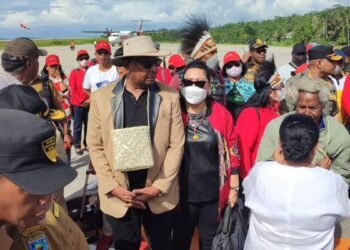 Untung Tamsil Jemput Plt Bupati Mimika di Bandara Toreo, Diiringi Tarian Tu’mor dan Seka Kamoro