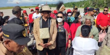 Untung Tamsil Jemput Plt Bupati Mimika di Bandara Toreo, Diiringi Tarian Tu’mor dan Seka Kamoro