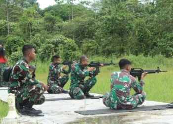 Personel Lanud Yohanis Kapiyau Latihan Menembak TW IV Tahun 2022