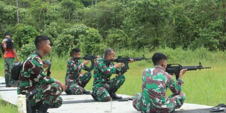 Personel Lanud Yohanis Kapiyau Latihan Menembak TW IV Tahun 2022