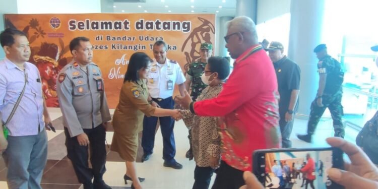 Transit di Timika, Penjabat Gubernur Papua Tengah Disambut Plt Bupati Mimika