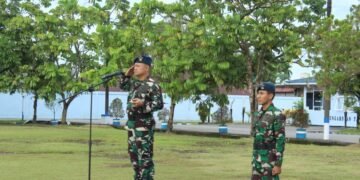 Pimpin Upacara Bendera Mingguan, Danlanud Yohanis Kapiyau Pesan Anggotanya Lebih Jeli, Teliti dan Peduli Terhadap Lingkungan
