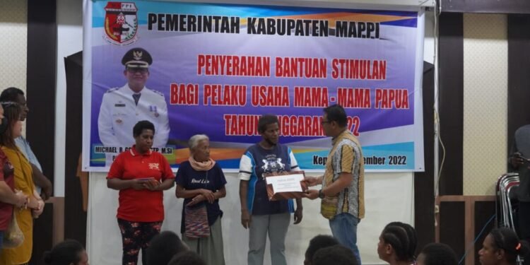 Penjabat Bupati Mappi Salurkan Bantuan Stimulan  Tabungan UMKM Kepada 1000 Orang Mama Papua