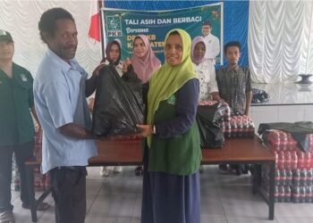 Jelang Natal, Ketua PKB Mimika, Hj Peggi Patrisia Pattipi Berbagi Kasih kepada Umat Kristiani