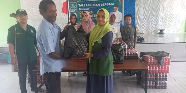 Jelang Natal, Ketua PKB Mimika, Hj Peggi Patrisia Pattipi Berbagi Kasih kepada Umat Kristiani