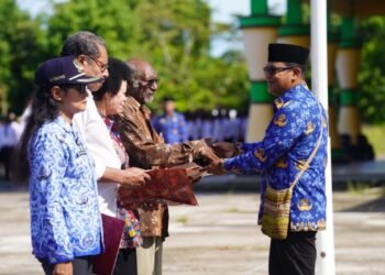 Pemkab Mappi Beri Penghargaan kepada 167 PNS dan Tiga Pensiunan