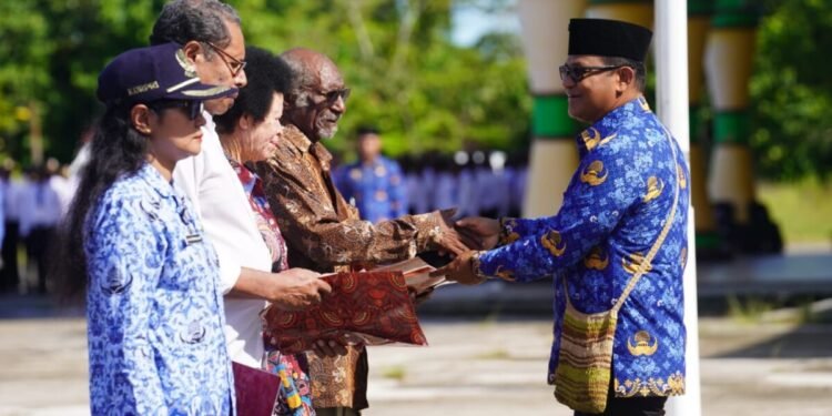 Pemkab Mappi Beri Penghargaan kepada 167 PNS dan Tiga Pensiunan