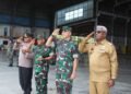 Danlanud Yohanis Kapiyau Ikut Antar Panglima TNI dan Kapolri Beserta Rombongan di Hanggar AVCO Bandara Internasional Mozes Kilangin Timika