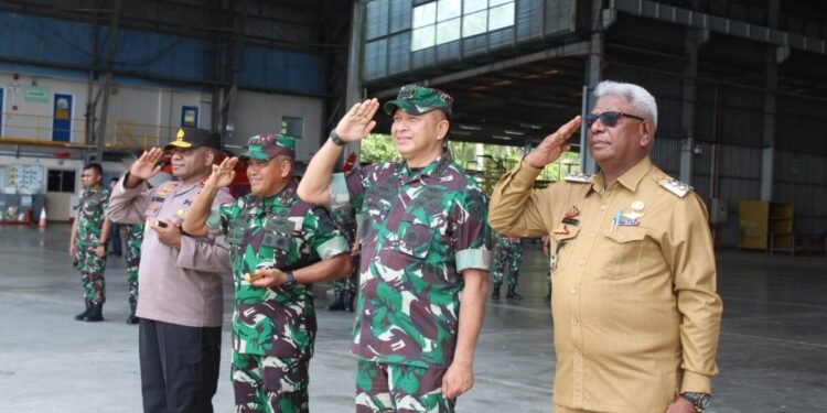 Danlanud Yohanis Kapiyau Ikut Antar Panglima TNI dan Kapolri Beserta Rombongan di Hanggar AVCO Bandara Internasional Mozes Kilangin Timika