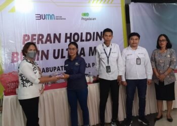 Perwakilan dari PT Pegadaian menyerahkan cenderamata kepada salah satu peserta sosialisasi. (Foto: Istimewa)