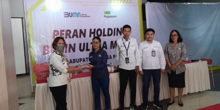 Perwakilan dari PT Pegadaian menyerahkan cenderamata kepada salah satu peserta sosialisasi. (Foto: Istimewa)