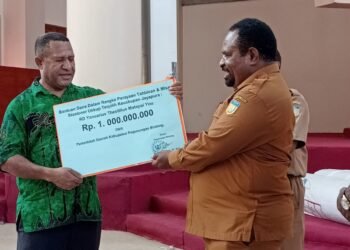 Bupati Pegunungan Bintang Serahkan Sumbangan Rp 1 Miliar untuk Acara Tahbisan Uskup Jayapura