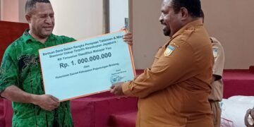 Bupati Pegunungan Bintang Serahkan Sumbangan Rp 1 Miliar untuk Acara Tahbisan Uskup Jayapura