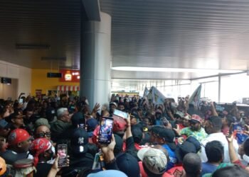 Warga Padati Bandara Timika Sambut Plt Bupati Mimika Johannes Rettob