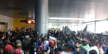 Warga Padati Bandara Timika Sambut Plt Bupati Mimika Johannes Rettob