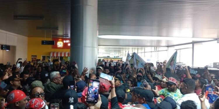 Warga Padati Bandara Timika Sambut Plt Bupati Mimika Johannes Rettob