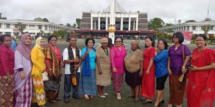 Busana Adat dari Berbagai Daerah di Indonesia Warnai Upacara Peringatan Hardiknas di Timika