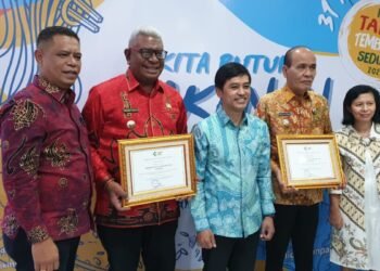 Didampingi Kepala Dinas Kesehatan, Plt Bupati Mimika Johannes Rettob Terima Penghargaan Paramesti di Jakarta